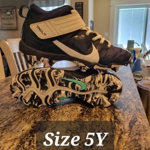 Youth cleats